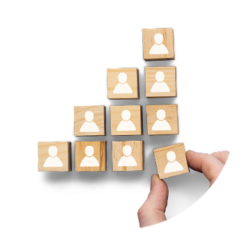 Drewniane klocki układające się w piramidkę. Symbolizują, że działając w grupie, można osiągnąć więcej.