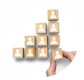 Drewniane klocki układające się w piramidkę. Symbolizują, że działając w grupie, można osiągnąć więcej.